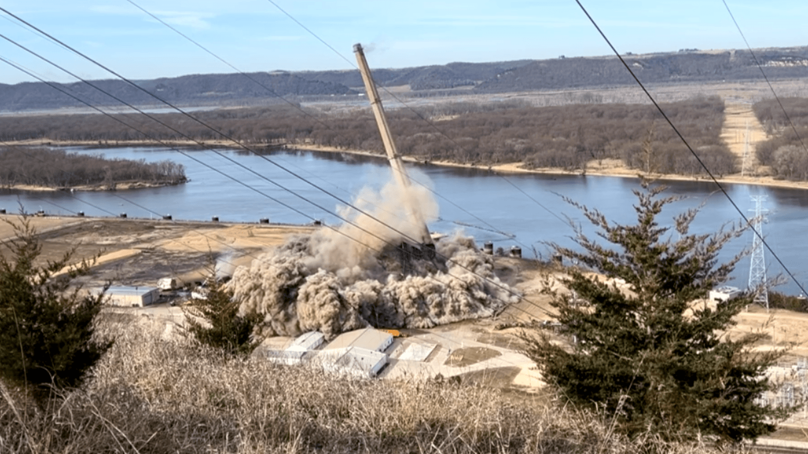 Dairyland Power demolishes former coal power plant in Genoa